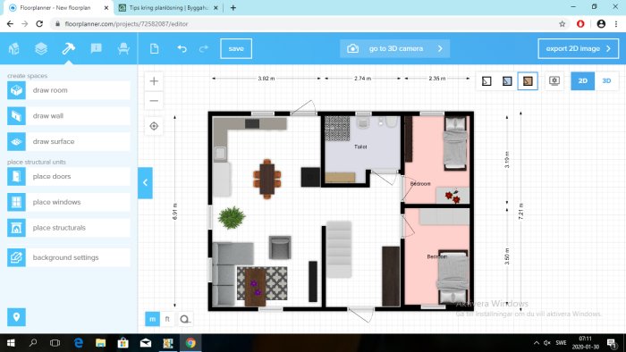 Skärmdump av ett digitalt husplaneringsverktyg som visar en planlösning för ett enplanshus med möblerat kök, vardagsrum och två sovrum.