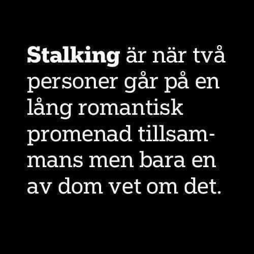 Svart bild med text som definierar stalking som en romantisk promenad där bara en person är medveten om sällskapet.