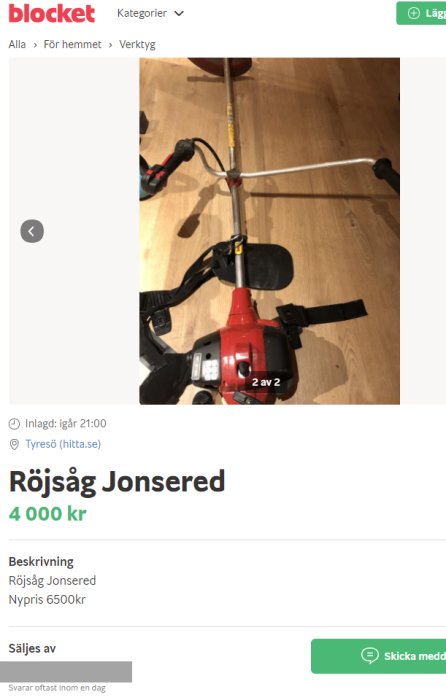 Röjsåg av märket Jonsered på ett trägolv, synligt gasreglage och remmar.