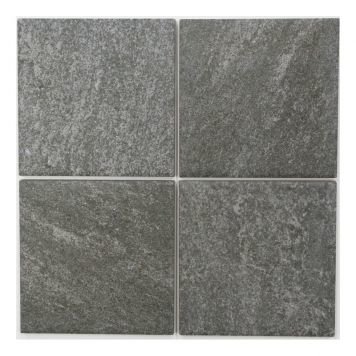 Fyra grå kakelplattor "Everest Black Mountain" i storleken 25x25, staplade i kvadratisk formation.