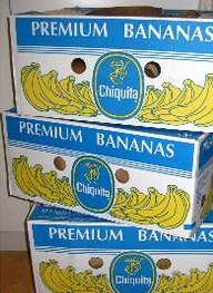 Staplade Chiquita banankartonger med logotyp och illustration av bananer.