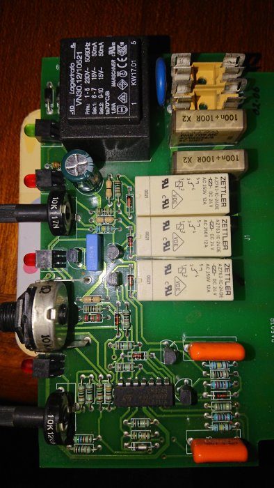 Elektroniskt kretskort med komponenter och den övre potentiometern som kontrollerar återladdningstemperaturen.