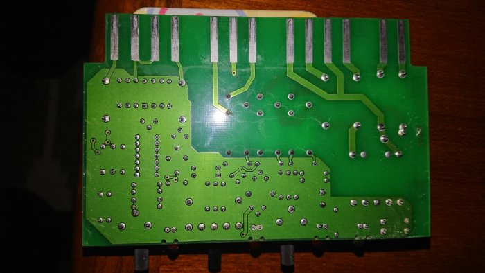 Elektronikkort med komponenter och lödpunkter, övre potentiometer styr återladdningstemperatur.