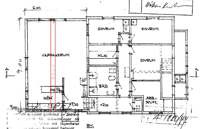 Gammal arkitektritning av husplan med utmarkerad ny balk i rött och källarutgrävning i grönt.