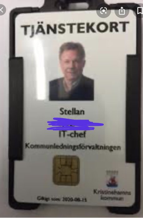 Kommunalt tjänstekort med foto, förnamn och rollen IT-chef, information censurerad för anonymitet.