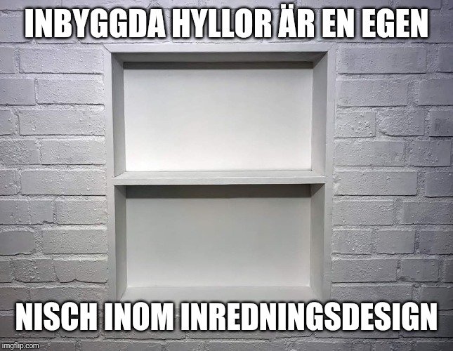 Vägg med inbyggda vita hyllor inomhus, motbakgrund av vitmålad tegelvägg, text om inredningsdesign.