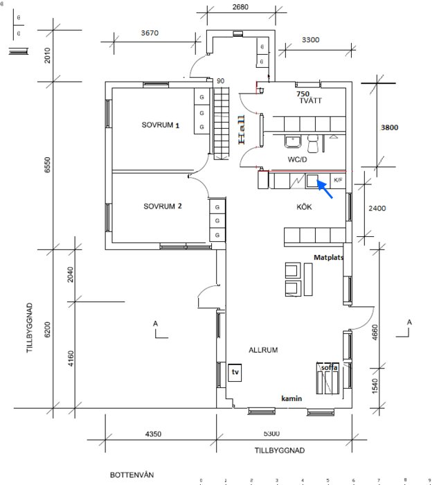 Arkitektritning över en bostadens bottenvåning som visar rumsuppdelning och mått.