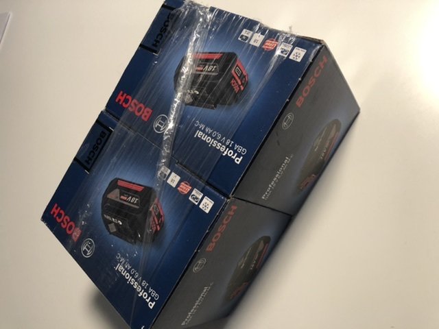 Två nya Bosch GBA 18V 6Ah batterier i oöppnade förpackningar på bord.