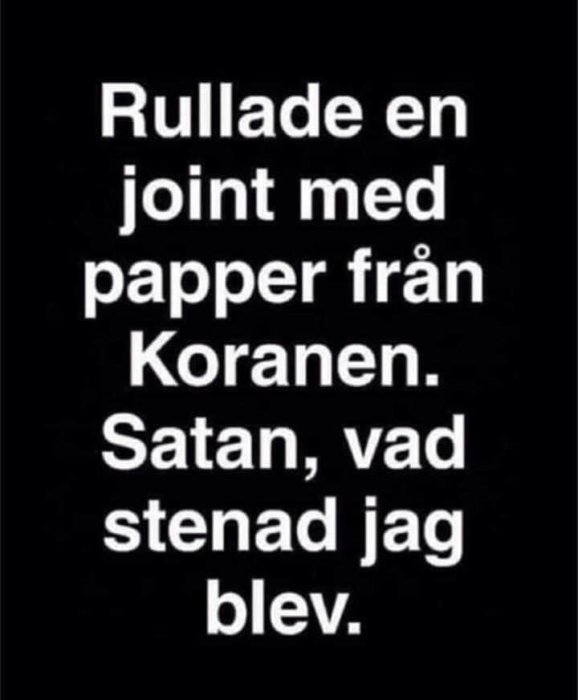 Text på svart bakgrund som skämtsamt beskriver att någon blivit påverkad efter att ha rullat en joint med papper från Koranen.