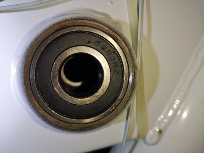 Kullager märkt 6203 RZ monterat i vit utrustning, med dimensioner synliga.
