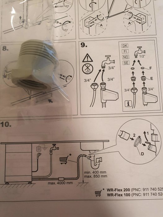 Instruktionsbild som visar en plastadapter och steg-för-steg-installation av vattenkopplingar för diskmaskin.