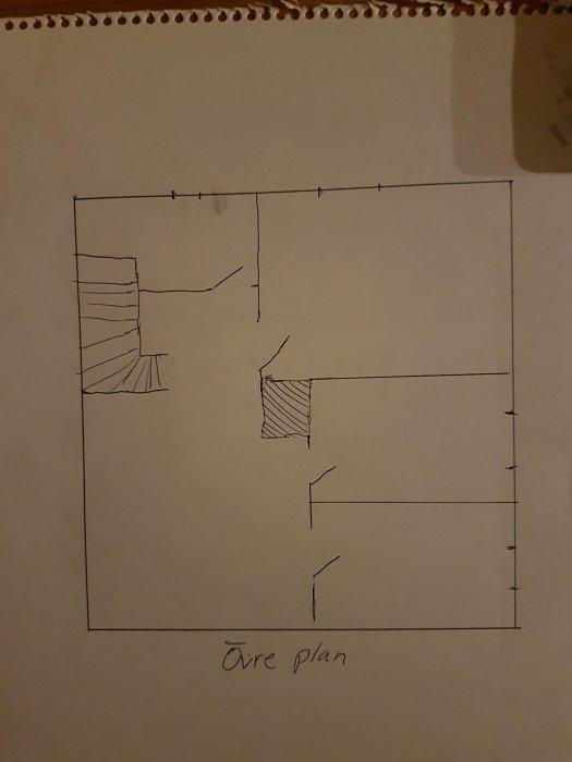 Handritad skiss av en övre planlösning utan källarplan, markerad med trappor och rum.