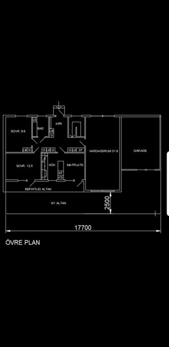 Ritning av övre våning i hus med mått för befintlig och ny altan i planeringsfasen.