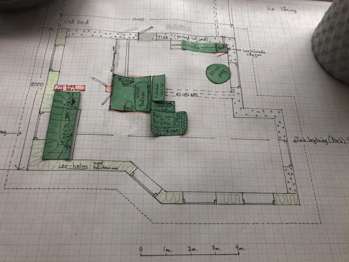 Handritad planritning av hus med markeringar för byggnadsprojekt och tilluftsrör.