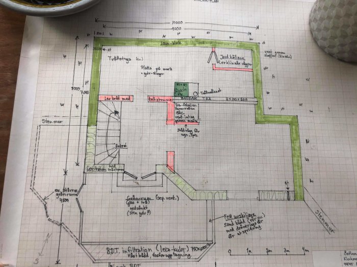 Handritad planritning av hus med tilluftsrör, jordkällare som blev gästrum och noteringar om byggnadsmaterial.