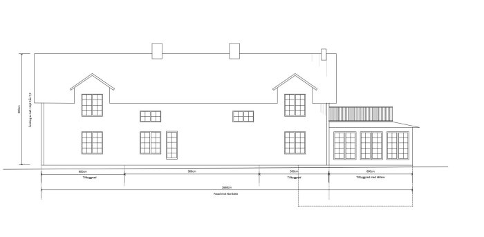 Arkitektritning av en husfasad med mått för planerad utbyggnad och tillbyggnad, inklusive källare.