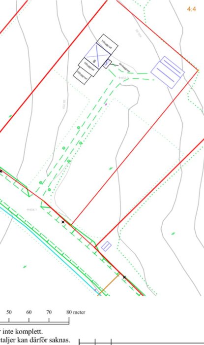 Situationsplan med markerad tomtgräns, befintliga byggnader och dimensioner för ett byggprojekt.