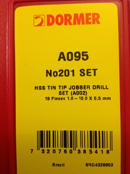 Etikett på en Dormer A095 No201 borrset-förpackning med 19 delar i storlekarna 1.0—10.0 x 0.5 mm.