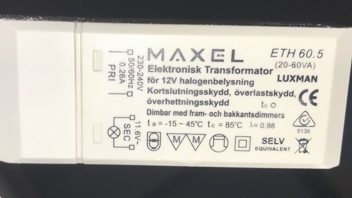 Elektronisk transformator för 12V halogenbelysning med text om kortslutningsskydd och dimmerfunktioner.