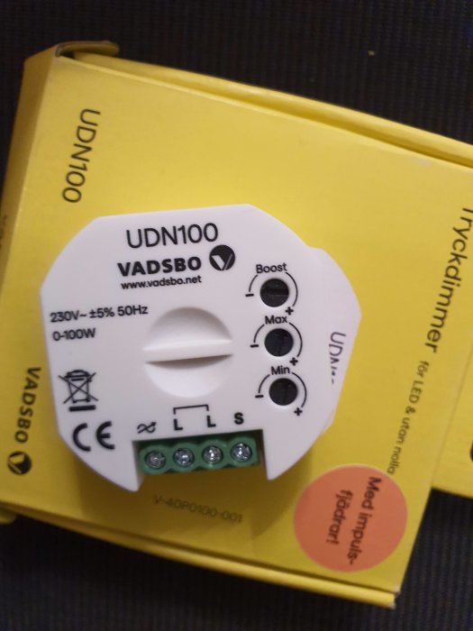 Vadsbo UDN100 universal tryckdimmer ovanifrån, med inställningsvred och anslutningsterminaler.