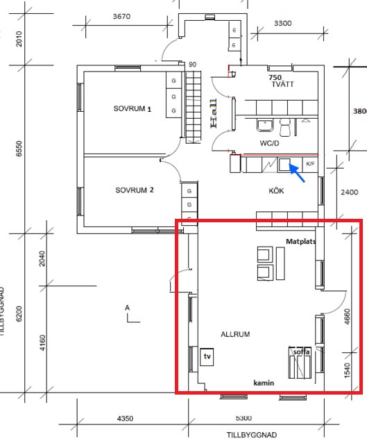 Planritning över en bostad med dimensioner, markerat badrum intill kök, och tillbyggnad.