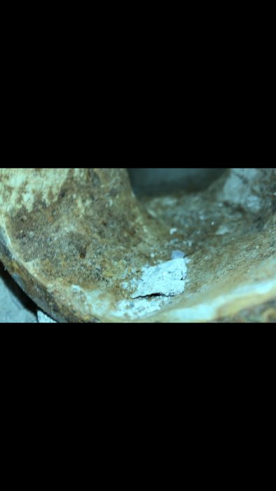 Närbild på mögel och fuktskador i en byggnadsstruktur.