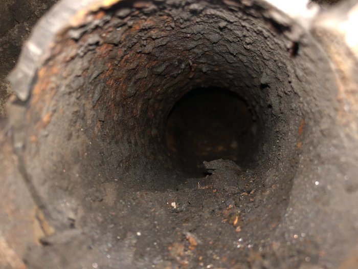 Inre syn av ett äldre rostfritt rör i bra skick som övervägs för Ferncokoppling.