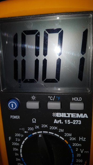 Digital multimeter från Biltema som visar mätvärdet 110.