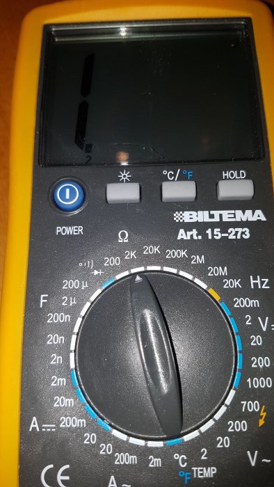 Multimeter från Biltema med inställningsvred, display visar '1', olika mätningsfunktioner synliga.