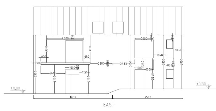 Ritning av husfasad med måttangivelser och fönsterpositionering från östra sidan.