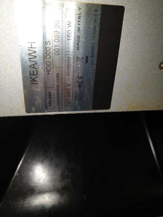 Typskylt på en apparat med modell- och serienummer för att hitta reservdelar.