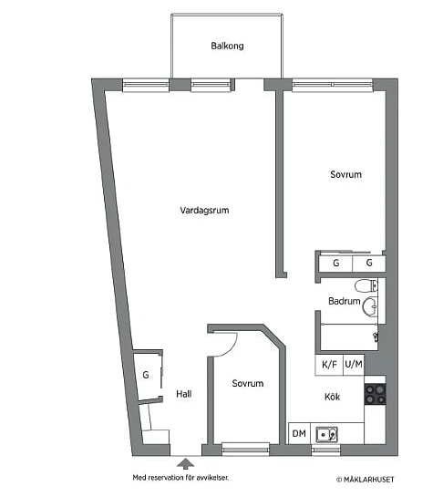 Planritning av en tvårumslägenhet med balkong, vardagsrum, sovrum, kök, badrum och hall.