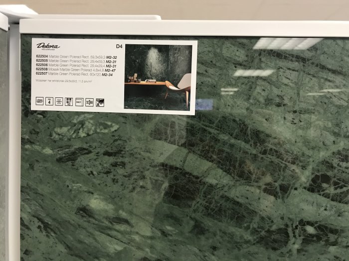 Grön marmormönstrad polerad platta med produktinformation och ett exempelbild i hörnet.