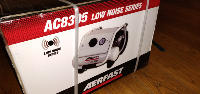 Förpackning av AC835 LOW NOISE SERIES, Aerfast portabel luftkonditioneringsenhet på trägolv.