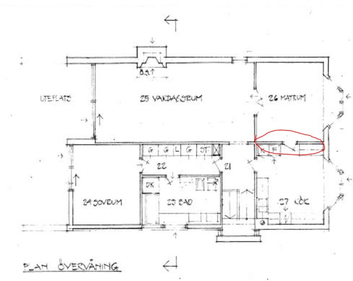 Planritning av ett hus med markerad vägg mellan kök och matsal som kan tas bort.