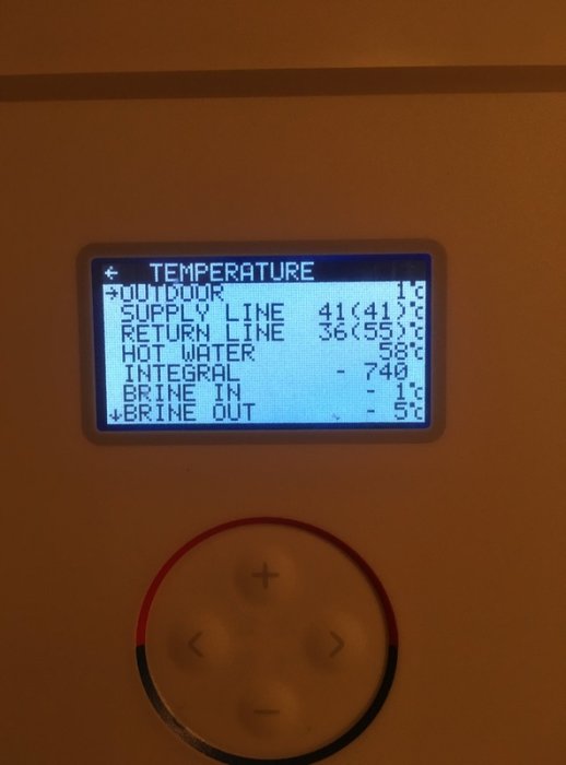 LCD-display som visar temperaturvärden för en värmepumps system, inklusive utomhus- och brine-temperaturer.