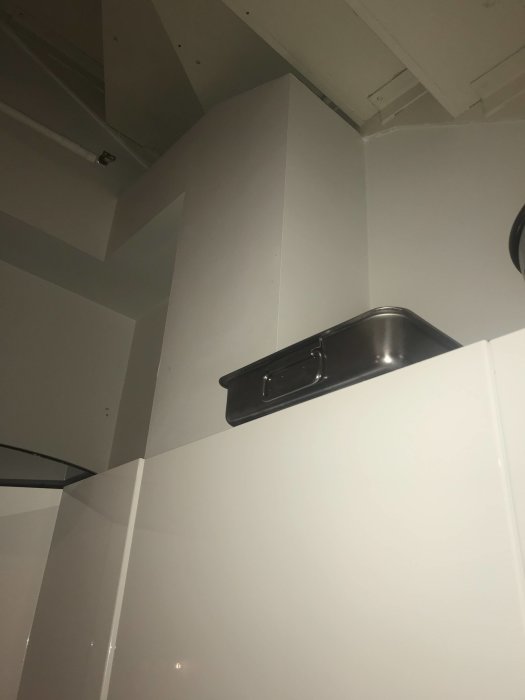 Kökshörn med gammal ventilation och överskåp inför renovering för installation av spirorör och ny kåpa.