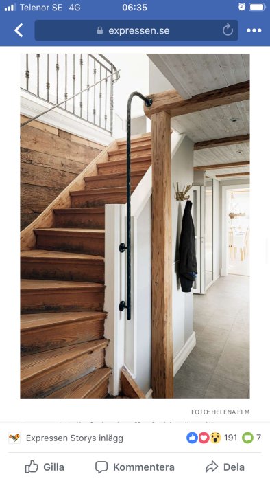 Trappa med mörkbetsade trappsteg och vitmålade trappräcken, okänt träslag.