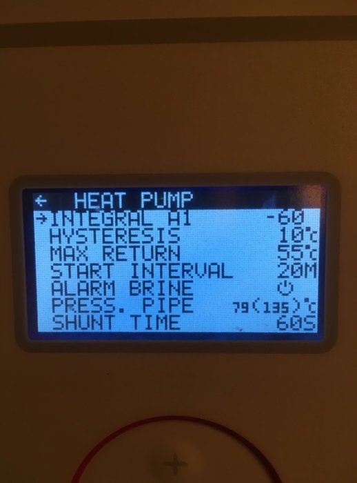 En värmepumpens LCD-display som visar olika drifts- och underhållsvärden som Integral A1, Hysteresis, och Shut Time.