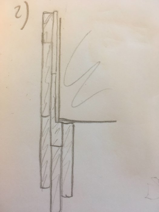 Handritad skiss som visar tvärsnitt av en byggkonstruktion med isolermaterial mellan timmer.