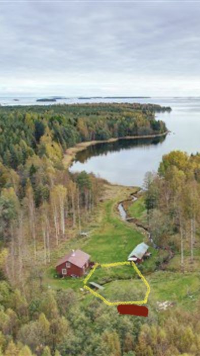 Översiktsbild av en fastighet vid vattnet med ett rött hus, markerat gult område representerar trädgården och rött område visar fel målat gästhus.