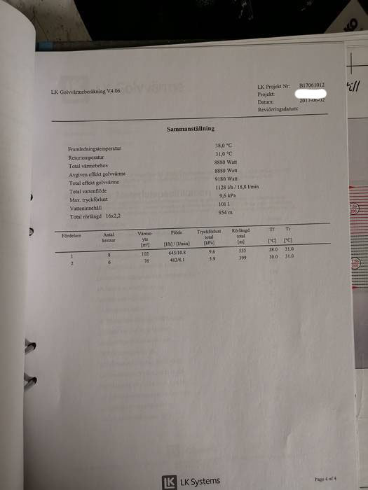 Fotografi av ett tekniskt datablad med uppgifter om uppvärmningssystem, inställd rumstemperatur på 20 grader celsius.