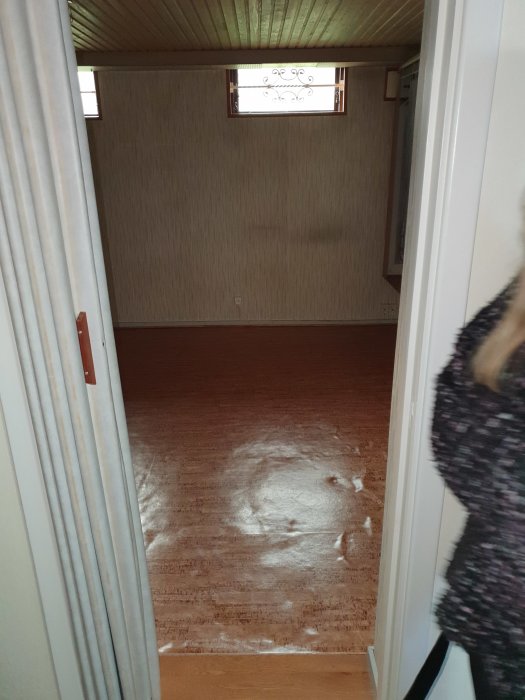 Bubblig och sliten linoleummatta på betonggolv i ett källarutrymme från 40-talet.