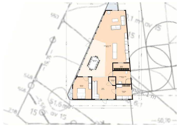 Ritning av en husplan på en avstyckad triangel-formad tomt med dimensioner och rum.