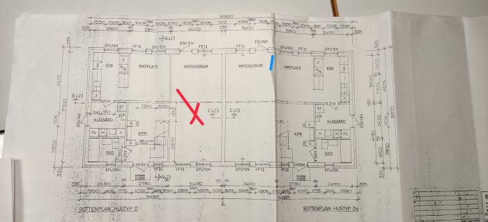 Ritning av ett parhus med markeringar, röd kryss för grannens sida och blå linje för akvarieplats.