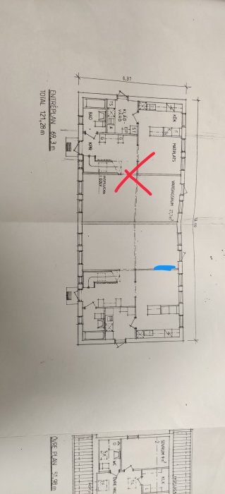 Ritning av parhus med rött kryss på grannens sida och blå markering för akvariums placering.