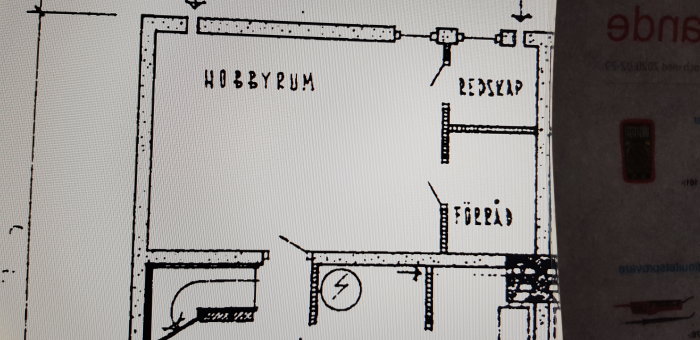 Pohjapiirros, jossa näkyy huoneet "hobbyrum", "redskap" ja "förråd", ja niiden väliset seinät sekä betonilaatta merkinnät.