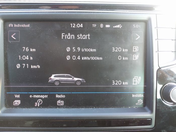 Bilens display visar kördata: 76 km körsträcka, genomsnittsförbrukning och återstående räckvidd på batteri.