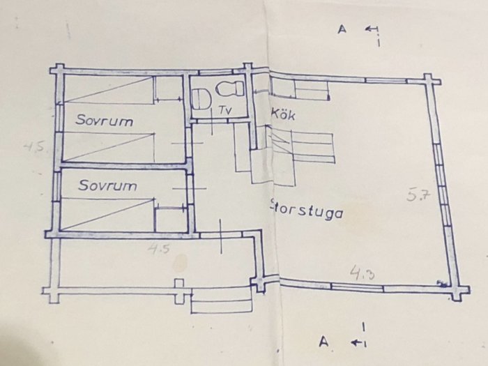 Ritning av ett fritidshus med mått, inklusive sovrum, kök och storstuga.