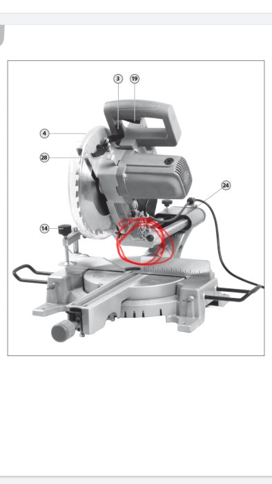 Geringssåg med markerad knopp omgiven av röd cirkel för att visa var man ska dra för att justera sågen.